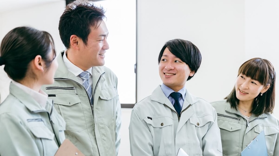 仲良くコミュニケーションをとる写真