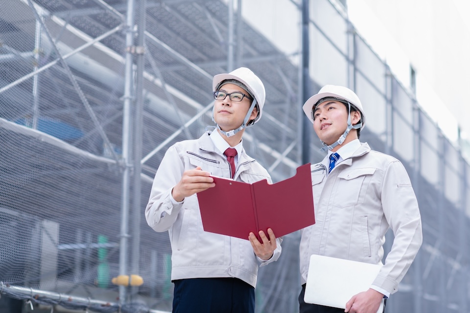 現場にて打ち合わせする様子