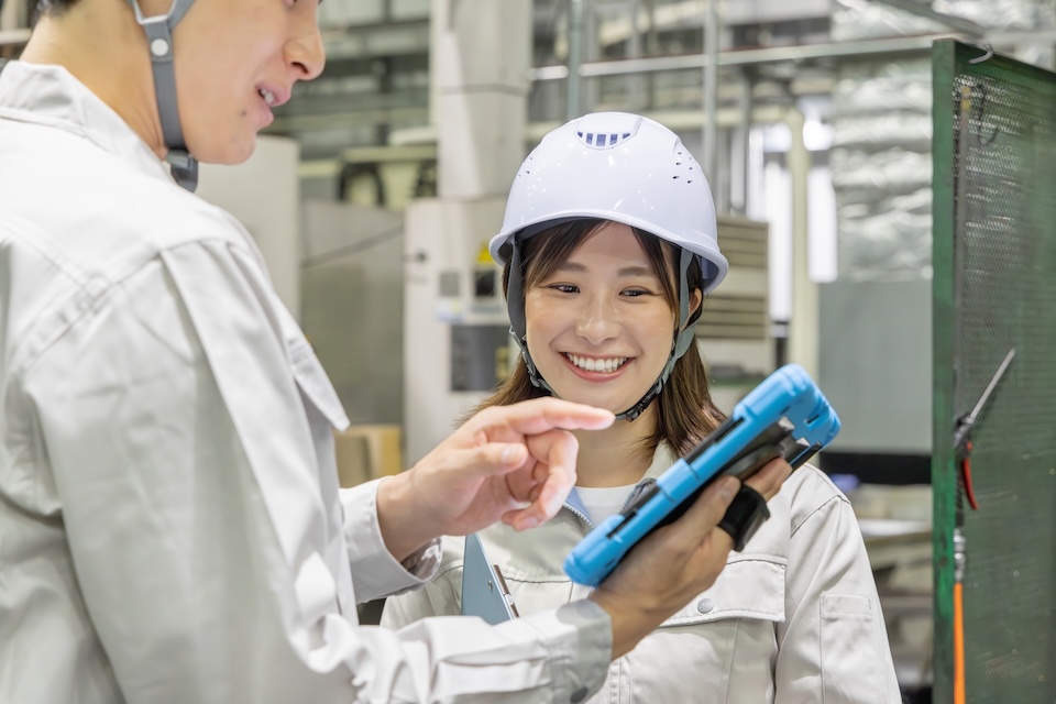 女性社員の仕事をチェックしてくれる先輩社員