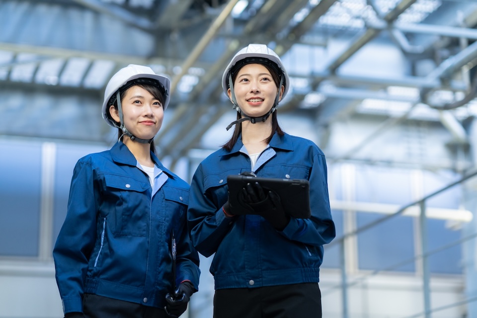 数値の記録をする女性社員