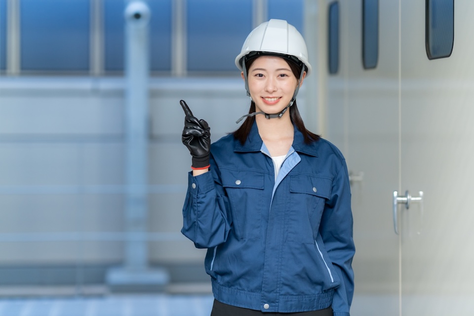 女性社員の服装や髪型