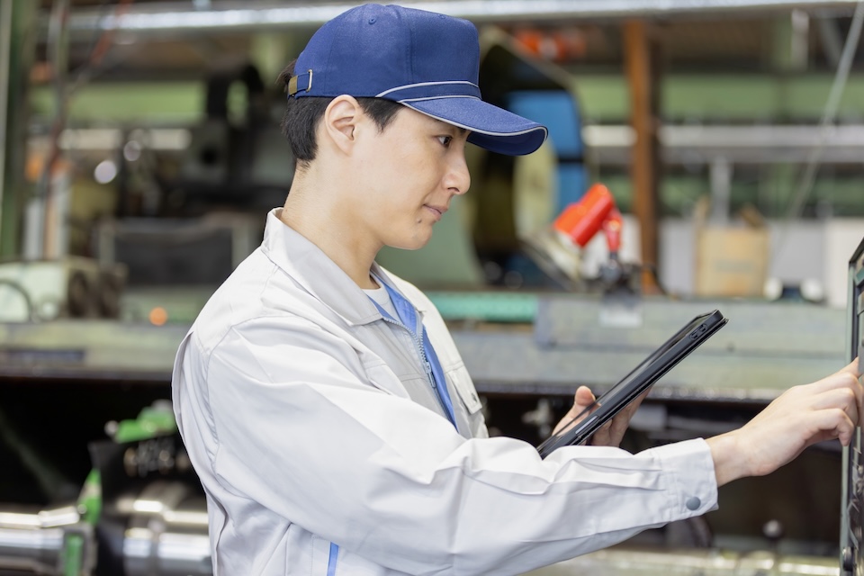 作業をする社員