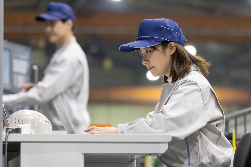 作業する女性スタッフ