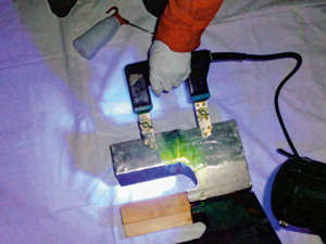 磁粉探傷検査の様子