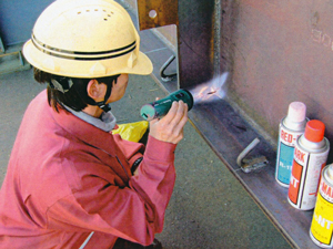 浸透探傷検査の様子