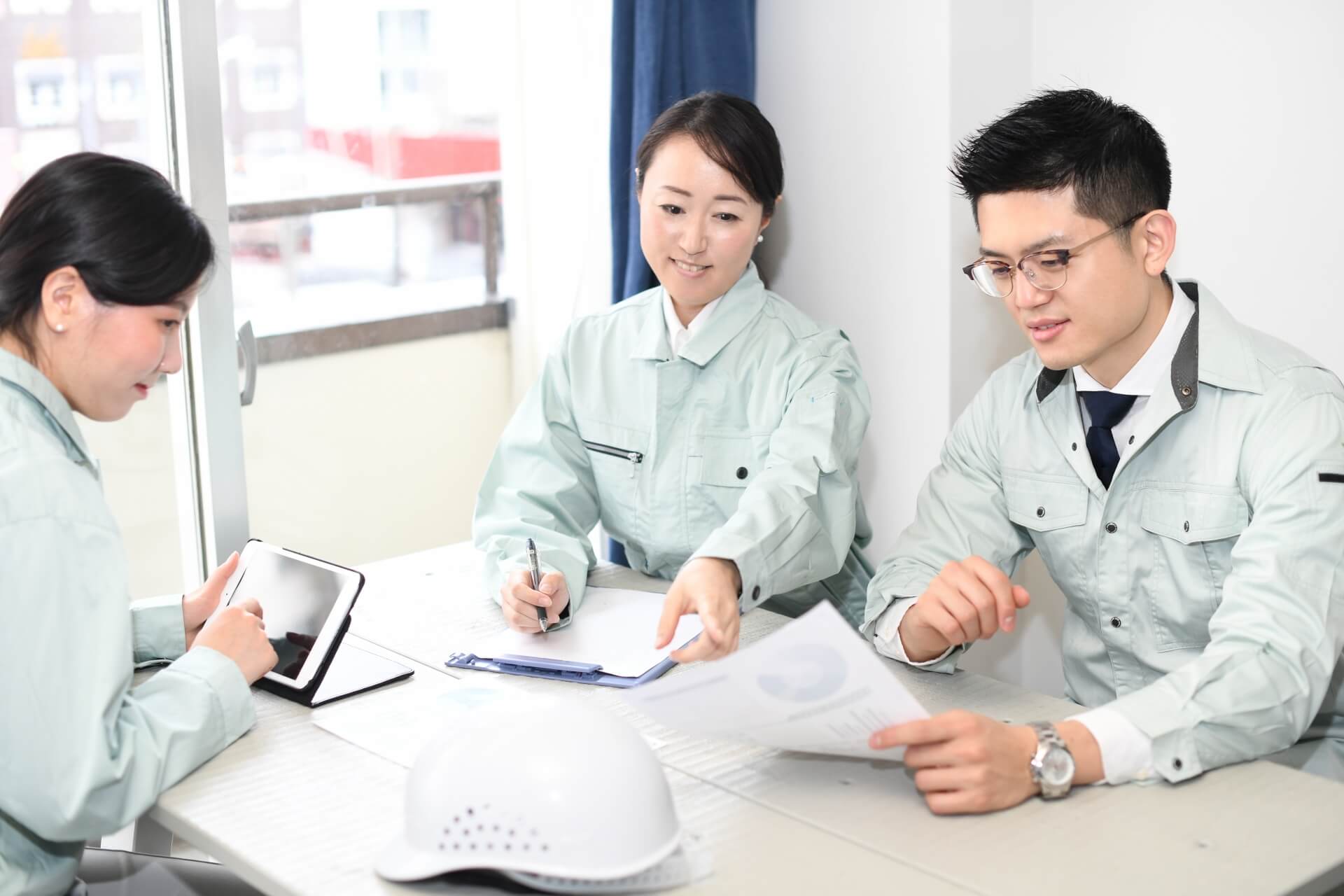 チームで仕事をする様子