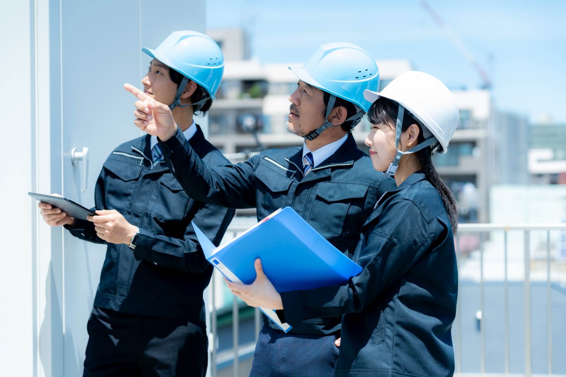 現場で丁寧に教えてくれる先輩と後輩